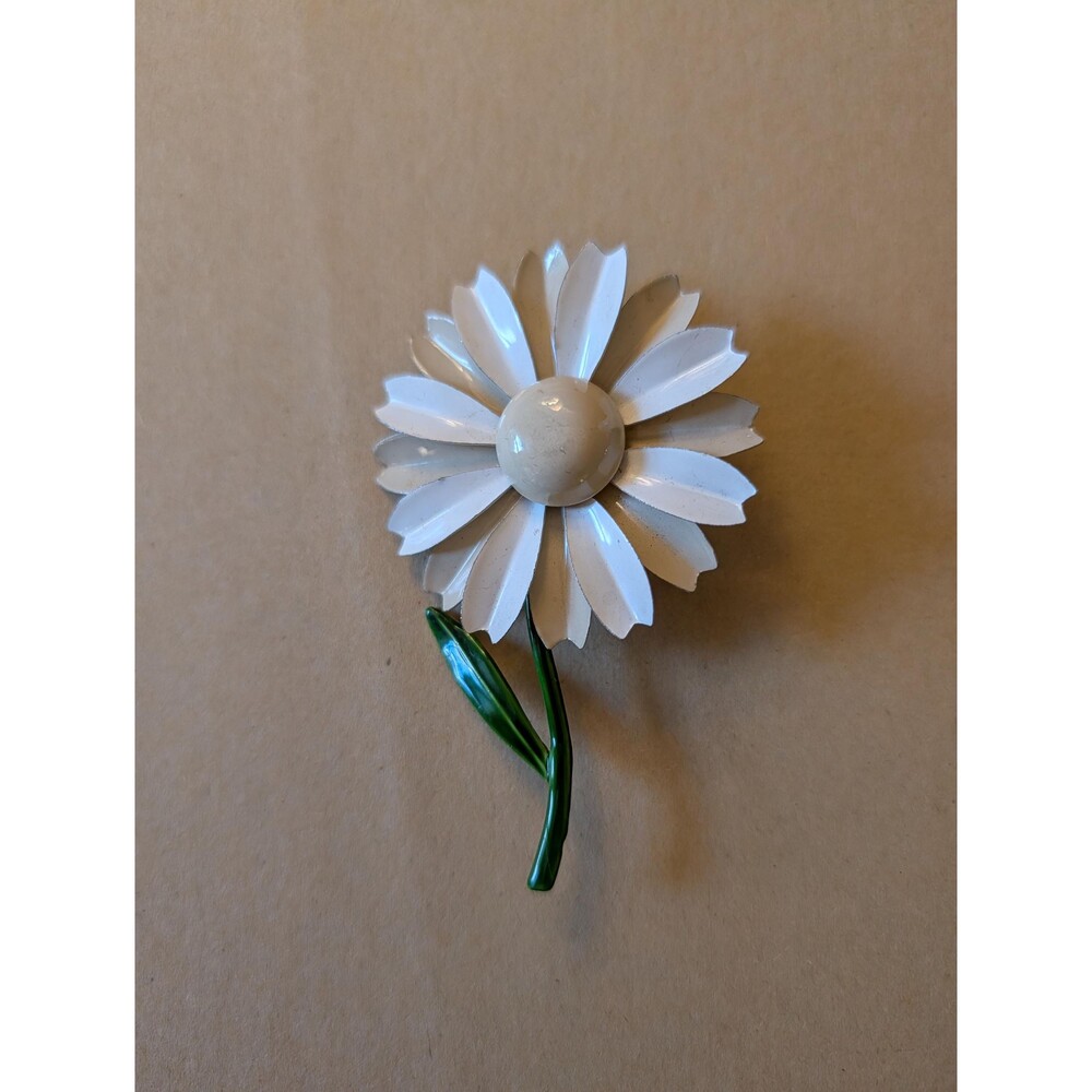 Vintage White Enamel Daisy Brooch – Floral Pin with Green Stem